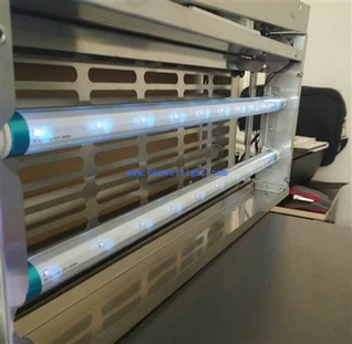 La llum del tub ultraviolat UV substitueix el tub fluorescent de la llum negra